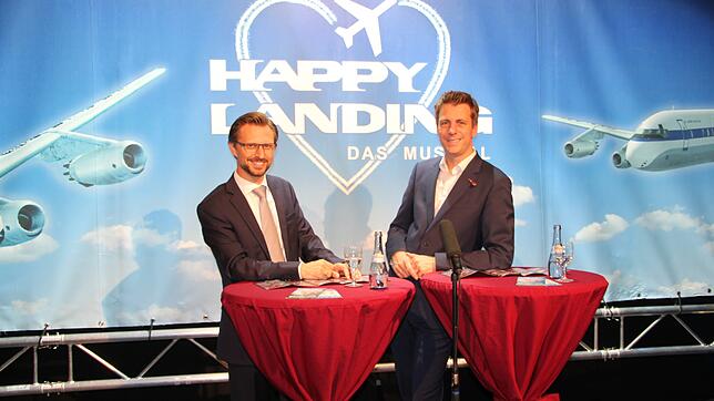 Mit dem Start der neuen Spielsaison des Gloria Theaters gehen Intendant Jochen Frank Schmidt (rechts) und der kaufmännische Direktor ...