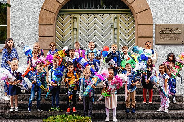 Fritz-Baur-Grundschule in Salem: Die Klasse 1a mit ihrer Klassenlehrerin Mareike Rath-Größlein. 20 Schüler sind in ihr erstes Schuljahr ...
