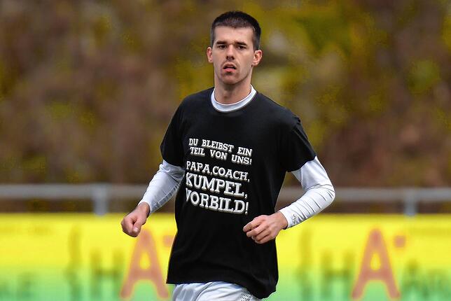 Papa, Coach, Kumpel, Vorbild – Niklas Lais trug wie seine Mitspieler beim FC Schönau ein besonderes Aufwärm-Shirt zu Ehren seines ...