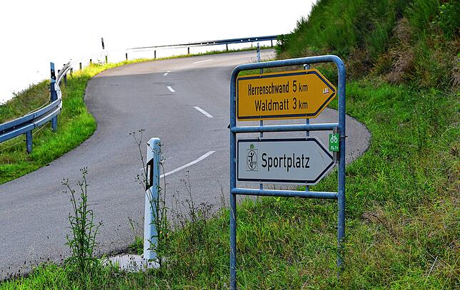 Schier endlose Anfahrt: Kurz nach dem Ortsende von Häg taucht dieser Hinweis an der Straße nach Ehrsberg auf. Noch drei Kilometer geht‘s ...