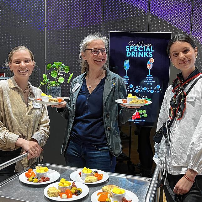 Bei der Sunset-Lounge packt das ganze Team des Bodenseeforums im Service mit an, darunter Lea Joos, Geschäftsführerin Ruth Bader und ...