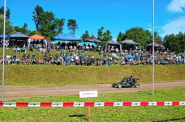 Bild 5: Das Autocross Rennen in Albbruck-Schachen endet mit einem Unfall