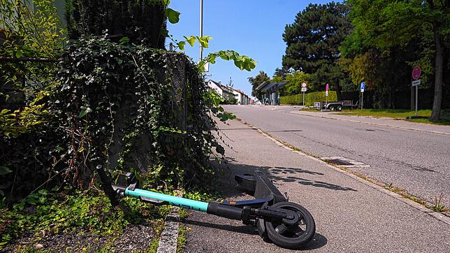 Stolperfalle E-Scooter: In der Montafonstraße, gegenüber des Friedhofs, zeigt sich am Freitag, was im Netz bereits für Ärger sorgt. ...