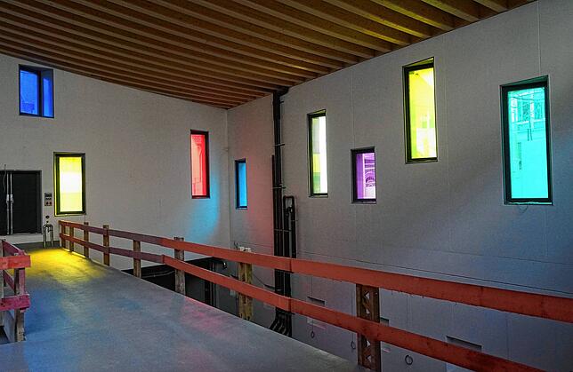 Bunte Gläser in den Wänden der Kelterhalle sollen an die Vorliebe von Gründungsvater Heinrich Hansjakob für farbiges Licht erinnern.