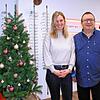 Friedbert Knappe und Ellen Heberle verkaufen überwiegend Gutscheine zu Weihnachten in der Optik am Adlerplatz.