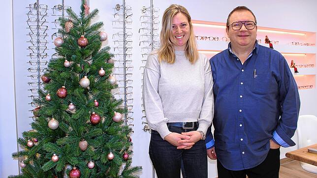 Friedbert Knappe und Ellen Heberle verkaufen überwiegend Gutscheine zu Weihnachten in der Optik am Adlerplatz.