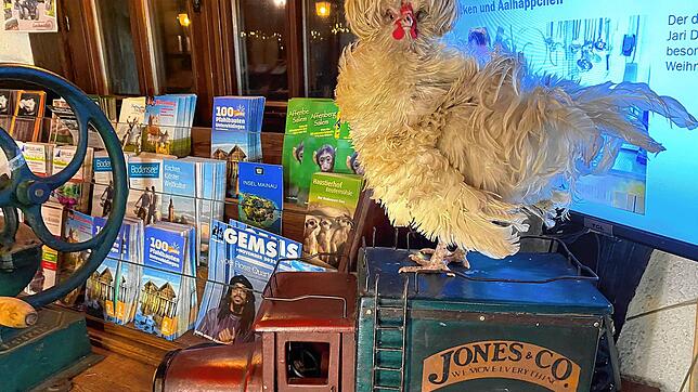 Huhn Erna lebt auf der Lochmühle in Eigeltingen. Nach einer mysteriösen Entführung befindet sich das Huhn in der Schweizer Ortschaft ...