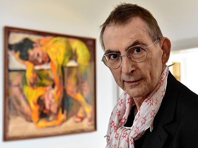 Der Maler Johannes Grützke (1937-2017) im Jahr 2016 in Potsdam in einer Ausstellung seiner Werke.