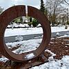 Die Skulptur &bdquo;Dicircle&ldquo; von Rüdiger Seidt, die derzeit Teil des Skulpturenpfads auf dem Waldfriedhof (Foto) ist, soll von ...