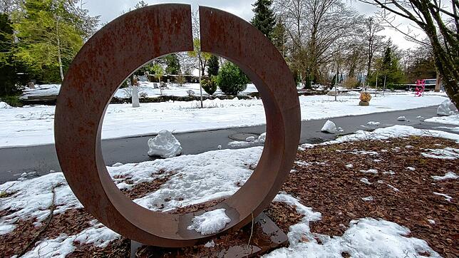 Die Skulptur &bdquo;Dicircle&ldquo; von Rüdiger Seidt, die derzeit Teil des Skulpturenpfads auf dem Waldfriedhof (Foto) ist, soll von ...