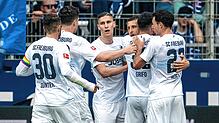 Die Freiburger Spieler jubeln nach dem Tor zum 0:1.
