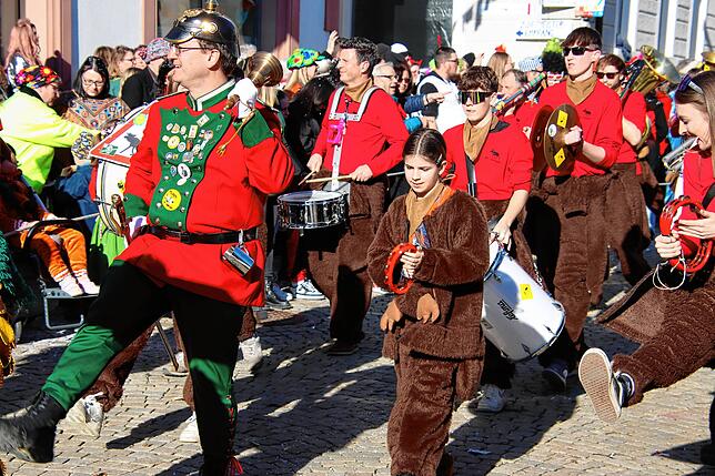Bild 2: Tausende Besucher beim Rosenmäntigumzug 2025