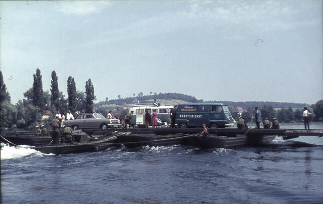 Hochwasser 1965: Französische Pioniere haben eine Fähre aus Pontons zwischen Allensbach und der Reichenau gebaut.