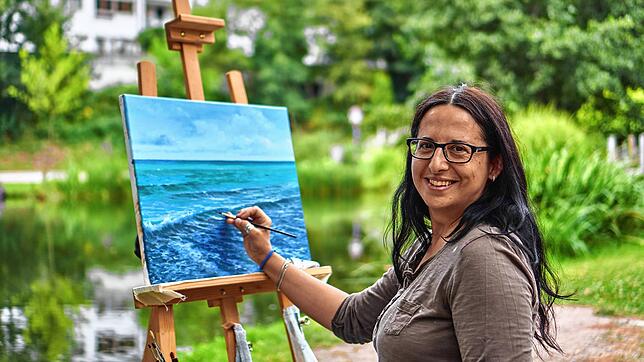 Den Urlaub festhalten: Malerin und Dozentin Elena Romanzin lädt zur Sommerakademie unter freiem Himmel ein.