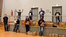 Die freiwilligen Helfer der Laufenburger Fasnachtsvereine haben 850 Tüten befüllt. Hauptinitiator war Obergeist Sascha Komposch der ...