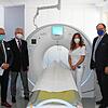 Sie freuen sich über den Computertomographen (von links): Krankenhaus-Geschäftsführer Michael Hanke, Bürgermeister-Stellvertreter Werner ...