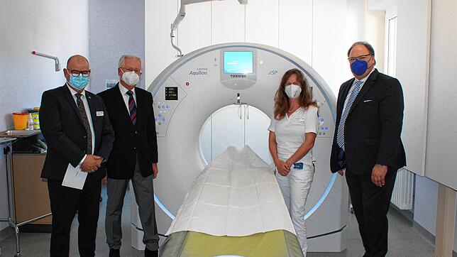 Sie freuen sich über den Computertomographen (von links): Krankenhaus-Geschäftsführer Michael Hanke, Bürgermeister-Stellvertreter Werner ...