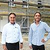 Horst Schikorr (HSG Wirtschaftskanzlei GmbH) und Andreas Schmid (Gnädinger und Mayer) stehen vor dem alten Schloss Espasingen ...