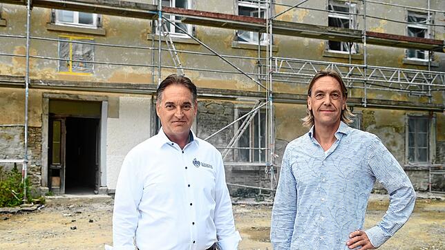Horst Schikorr (HSG Wirtschaftskanzlei GmbH) und Andreas Schmid (Gnädinger und Mayer) stehen vor dem alten Schloss Espasingen ...
