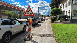 Lange Staus auf der B33 bei Oberteuringen-Neuhaus sind zurzeit an der Tagesordnung. Dort wurde eine Wanderbaustelle eingerichtet.