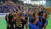Feier im Goldregen: Deutscher Meister der U18-Volleyballerinnen ist der TSV Turnerbund München. Die Bayerinnen setzten sich im Endspiel ...