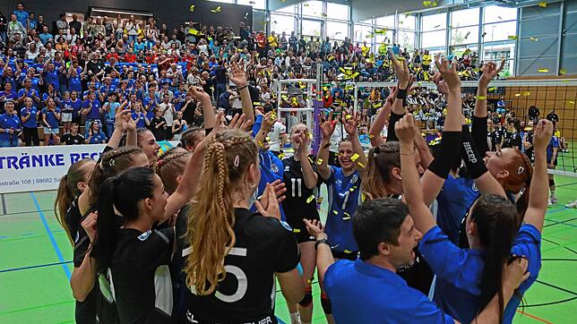 Feier im Goldregen: Deutscher Meister der U18-Volleyballerinnen ist der TSV Turnerbund München. Die Bayerinnen setzten sich im Endspiel ...