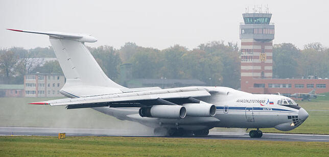 Eine Transportmaschine vom Typ Iljuschin IL-76 landet auf dem Bundeswehr-Fliegerhorst Trollenhagen bei Neubrandenburg, um Material für ...