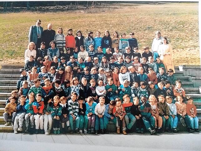 Die Schüler der Grundschule Eggingen im Frühjahr 1996 mit allen Lehrkräften.