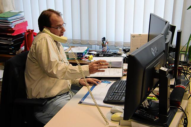 Christian Weinhold telefoniert an seinem Arbeitsplatz im Kriminalkomissariat Waldshut-Tiengen.