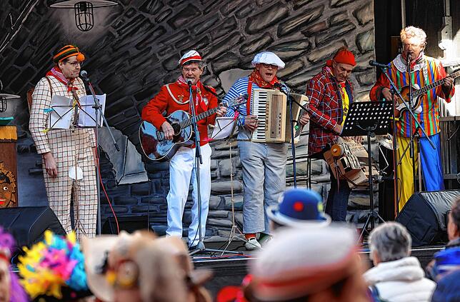 Die etwas abgewandelte Seefunkgruppe beim Narrenspiel: (von links) Thomas Uhl, Pauli Franz, Bernd Heuer, Siggi Schaub und Michael ...