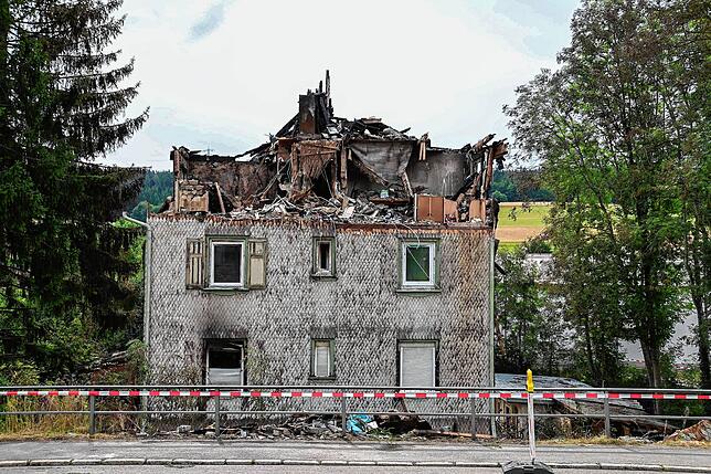 Der Dachstuhl wurde am Abend mit einem Greifbagger teilweise eingerissen.