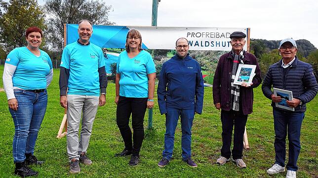 Nach den Wahlen bei Pro Freibad: Die wiedergewählten Vorstandsmitglieder Christiane Maier (von links, Vorsitzende), Thomas Scheibel ...