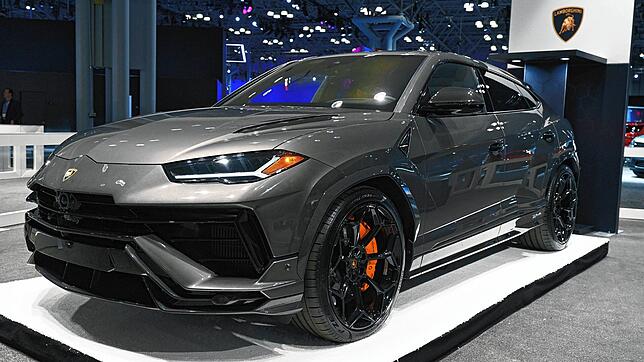 So sieht ein aktueller Lamborghini Urus Performante aus &ndash; hier auf der New York International Auto Show (NYIAS) 2023. Der Fahrer ...