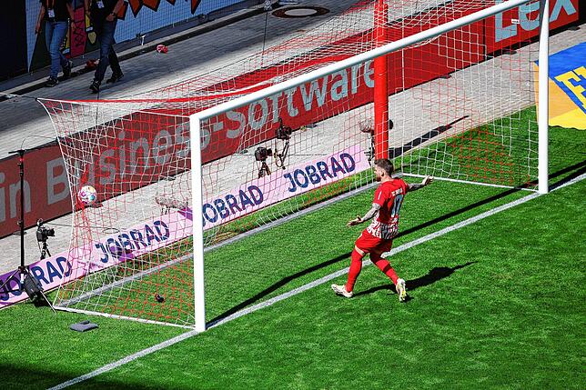 Freiburgs Lukas Kübler reagiert mit einer Geste während der Ball nach einem Schuss von Heidenheim im Tor landet.