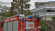 Die Feuerwehr rückt am Dienstag zu einem Brand an einer Maschine bei der Firma Grässlin aus. Bild: Roland Sprich