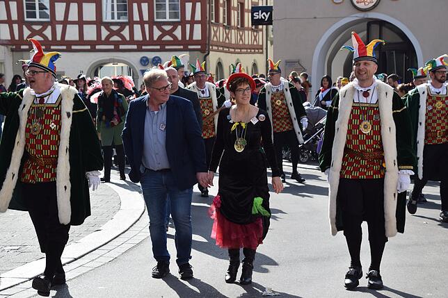 CDU-Chefin Annegret Kramp-Karrenbauer mit Ehemann Helmut Karrenbauer beim närrischen Rundgang durch die Stockacher Innenstadt. Bild: ...