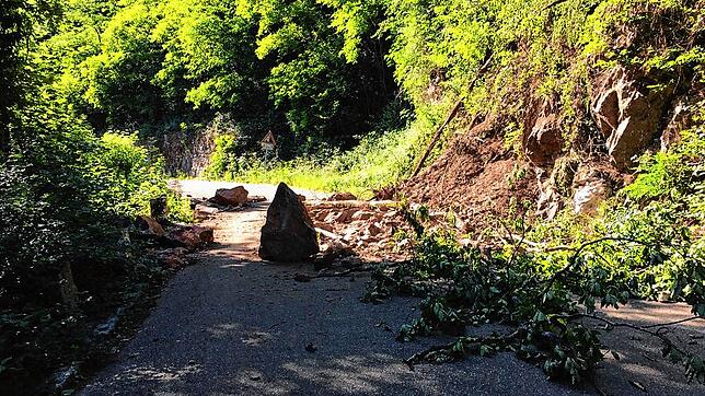 Erneut Felssturz im Albtal &ndash; hier kommen auch oft Spaziergänger und Radfahrer vorbei.