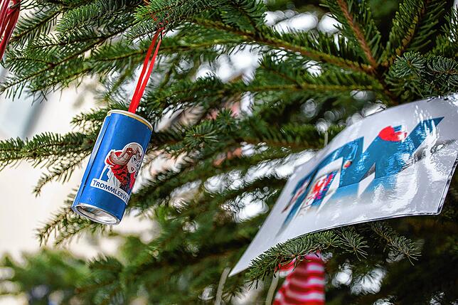In Villingen haben im Januar die Trommlerwieber die Christbäume in der Fußgängerzone phantasievoll zu Fasnetbäumen umgeschmückt. Für das ...