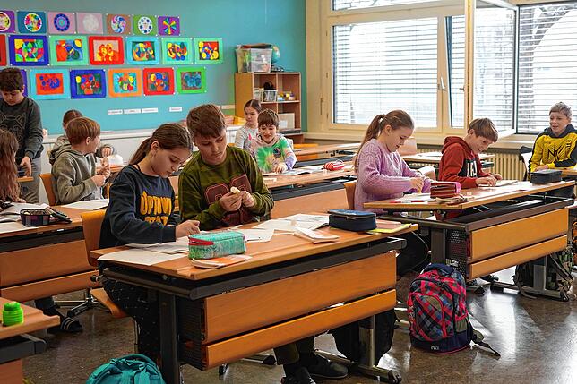Eine Grundschulklasse in Neuhausen am Rheinfall: Bis zur 6. Klasse müssen die Kinder keine Masken im Unterricht tragen. Die Lehrer ...