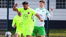 Er zeigte im Spitzenspiel gegen Donaueschingen seine ganze Klasse: Torjäger Marcel Simsek (vorne) vom Türkischen SV Singen.