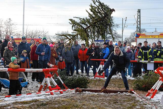 Bild 15: In Marbach fliegen die Weihnachtsbäume durch die Luft