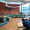 Im Saal 1.60 am Konstanzer Landgericht müssen sich ein 35-Jähriger (links auf der Anklagebank) und ein 20-Jähriger (rechts, stehend) ...