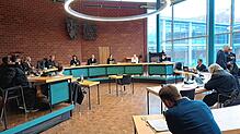 Im Saal 1.60 am Konstanzer Landgericht müssen sich ein 35-Jähriger (links auf der Anklagebank) und ein 20-Jähriger (rechts, stehend) ...