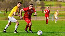 Immer gefährlich: Sven Kindrat (rechts) im Spiel gegen die SG Dettingen-Dingelsdorf II.