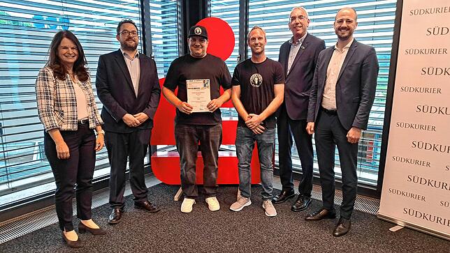 Guggenmusik Bockers Gurtweil, 500 Euro für neue Kostüme: Von links: Silvia Knöpfle, Direktorin Privatkunden der Sparkasse Hochrhein, ...