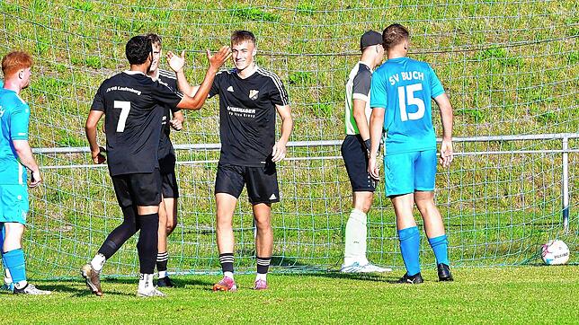 Gut gemacht: Nach seinem Kopfballtreffer zum 2:0-Zwischenstand im Finale u den Hotzenwald-Cup in Schachen gegen den SV Buch, holte sich ...