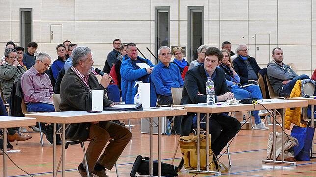 Das Verkehrsgutachten zum Fachmarktzentrum Studer-Areal wurde von der Firma Fichtner vorgestellt. Im Bild (vorne von links) ...