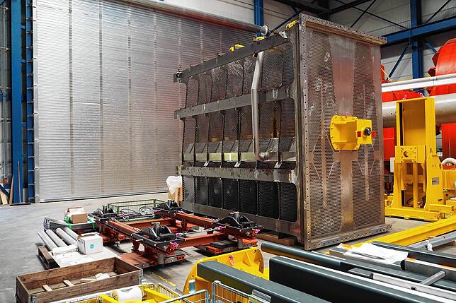 Insgesamt 24 dieser Kondensatormodule müssen im Maschinenhaus zusammenmontiert und dann 52.000 Titanrohre eingeführt und verschweißt werden.