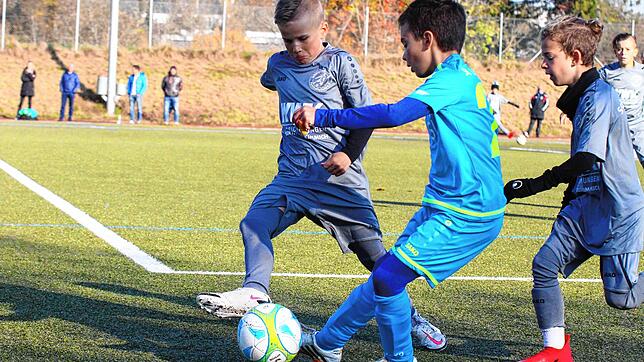 Kampf um den Ball: Ein Spieler des SC Lauchringen (Mitte) deckt den Ball gegen zwei Spieler der Schwarzwald Fußball-Akademie ab. Die ...