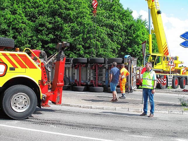 Ein umgekippter Lastwagen hat am Montag für lange Staus bei Steißlingen gesorgt.